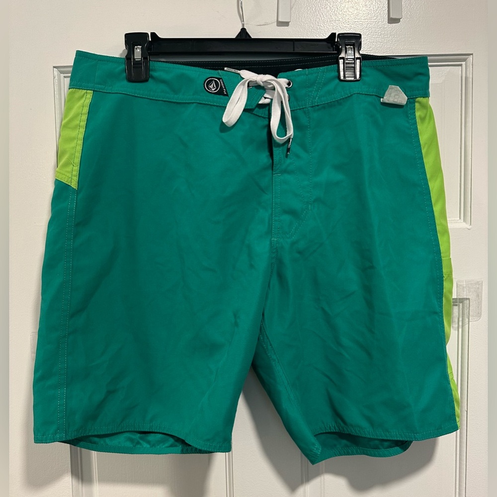 Men’s Volcom Size 36 Green Boardshorts NWOT